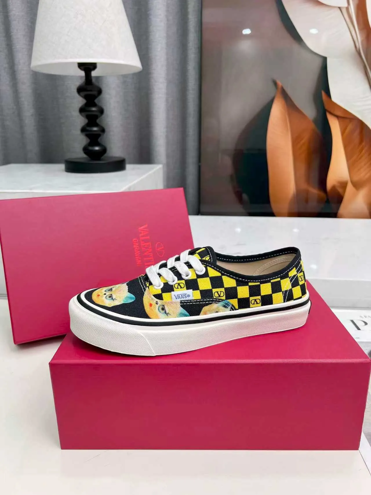 [Valentino Giving classic shoes a personality that spans the ages. Many celebrities - Jolin Tsai. Yang Zi. Liu Wen. Ma Baiquan. Choi Soobin. freen. Song Zuer. JJ Lin. zel. Cecilia Cheung. shark. Xin Yunlai...same style.